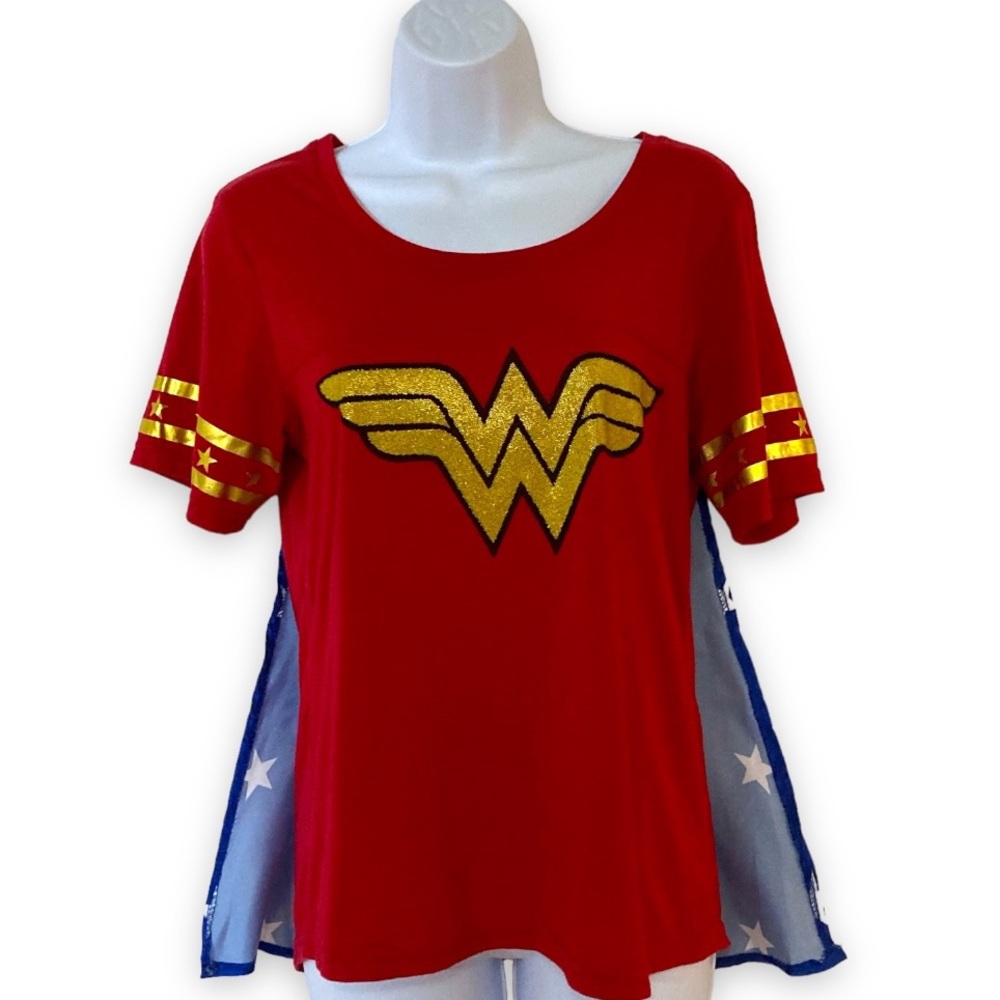Wonder Woman tee shirt with detachable cape M